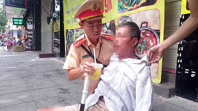 CSGT áp dụng biện pháp sơ cứu, đảm bảo an toàn tính mạng người dân