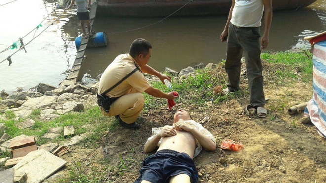 CSGT cứu người đàn ông nhảy cầu tự tử 