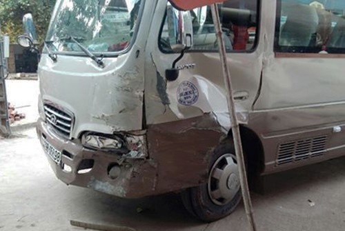 Bé trai 13 tuổi lái xe khách gây tai nạn liên hoàn