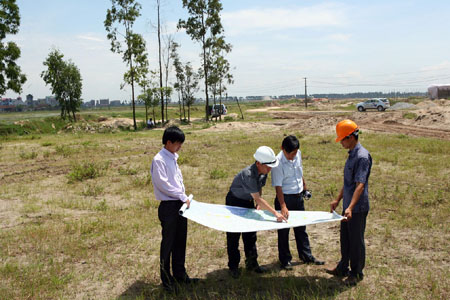 Mâu thuẫn trong giải tỏa đất đai, hàng chục cán bộ bị bắn thương vong