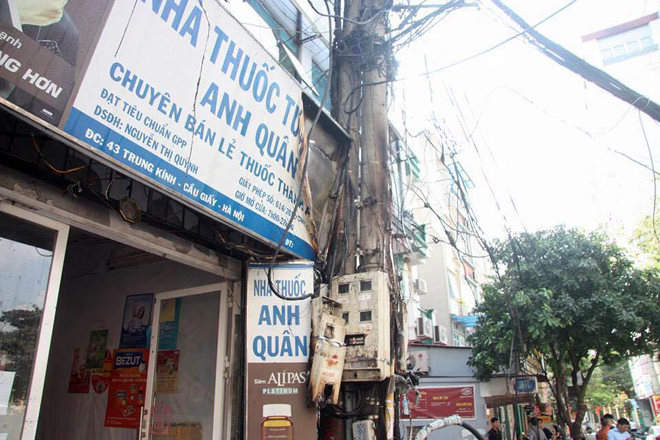 Cột điện bốc cháy dữ dội giữa trưa nắng