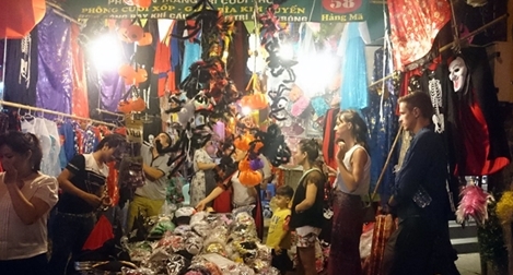 Halloween ngày càng được Việt hóa trên đường Hà Nội 