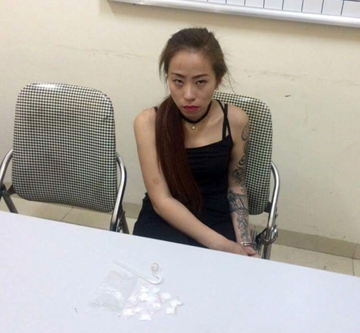 Cô gái xăm kín tay, giấu hàng chục gói ma túy trong áo ngực 