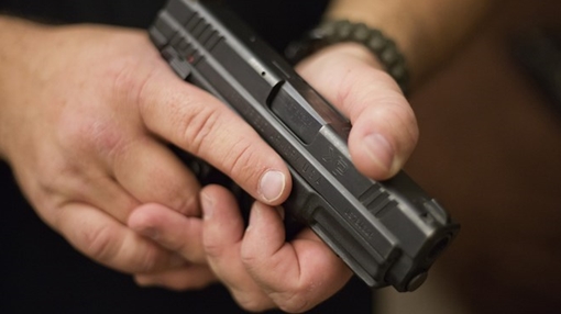 Dùng súng đe dọa nữ doanh nhân cướp tiền ngay tại nhà