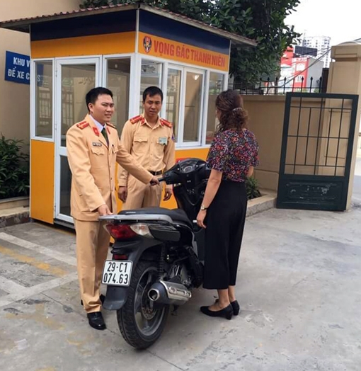 Trả lại xe SH người dân bỏ quên bên đường