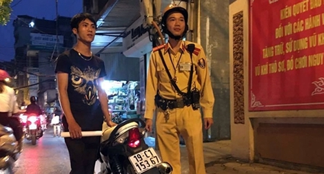 Kiểm tra vi phạm giao thông, phát hiện xe gian 