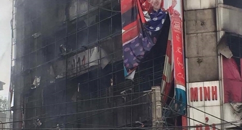 Cháy dữ dội tại siêu thị điện máy 5 tầng