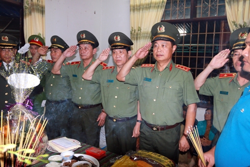 Nước mắt tiễn biệt các cán bộ hy sinh trong ca trực đêm