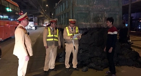 Bắt quả tang xe tải làm rơi chất thải khủng trên đường