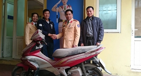 Vui mừng nhận lại xe bị mất 10 năm vào ngày giáp Tết 