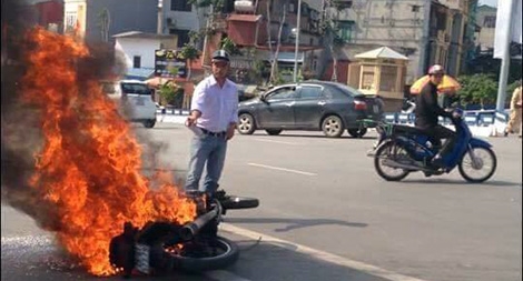 Xe máy bốc cháy ngùn ngụt trên phố Hà Nội 