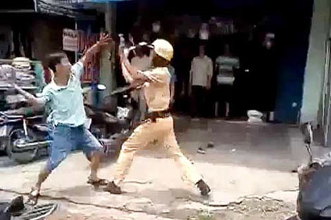 Dùng gạch đá tấn công lực lượng chức năng