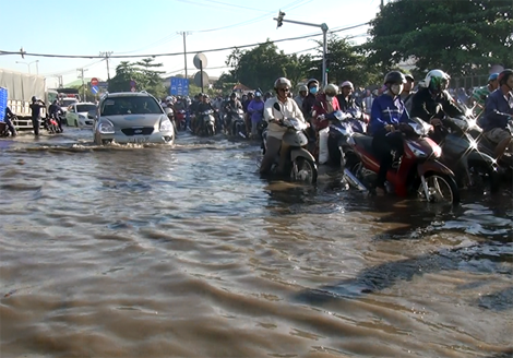 Triều cường cuối tháng 2 gây ngập các tuyến đường ngoại thành