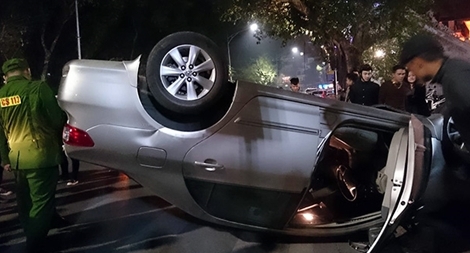 Ô tô Vios "chổng vó" trong đêm	