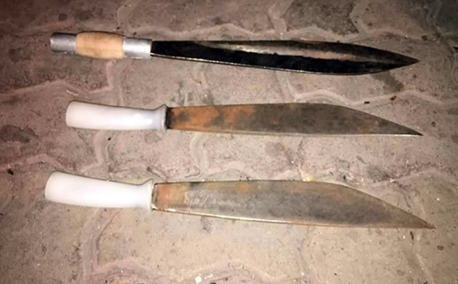 Đi "dạo phố" sáng sớm với dao trong người