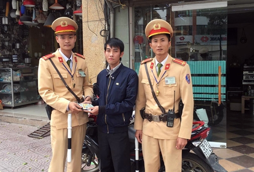 Phụ xe buýt cảm động nhận lại ví bị mất sau 3 giờ đồng hồ