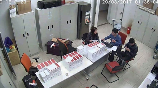 Lô Iphone 7 đỏ nhập lậu trị giá tiền tỷ bị tóm ở Nội Bài