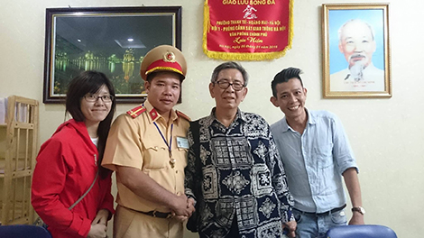 CSGT giúp du khách nước ngoài bị lạc đường