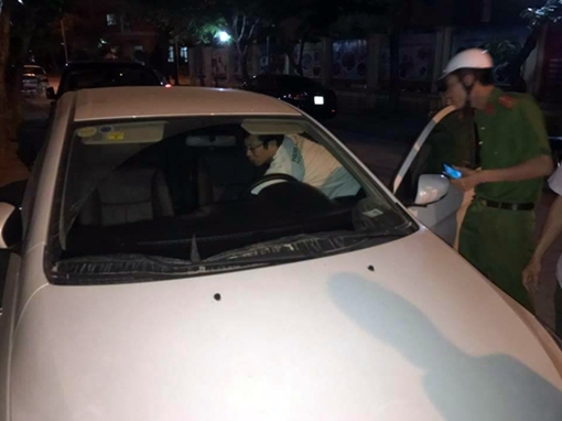 Quên rút chìa khóa ô tô, người đàn ông tâm thần “trèo” lên lái đi mất