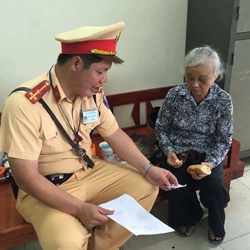 Cụ bà bị kẻ gian rạch túi lấy cắp tiền được CSGT giúp