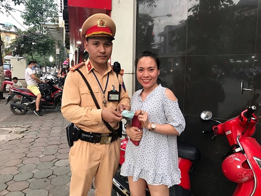Rút tiền quên lấy thẻ ATM, người phụ nữ được chiến sĩ CSGT tìm trả lại