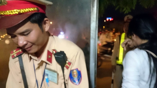 CSGT kịp thời cứu nữ sinh viên nhảy cầu Chương Dương tự tử