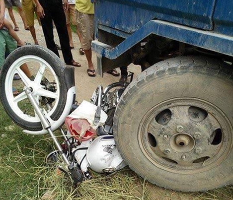 Xe công nông đâm vào xe tuần tra, kiểm soát giao thông