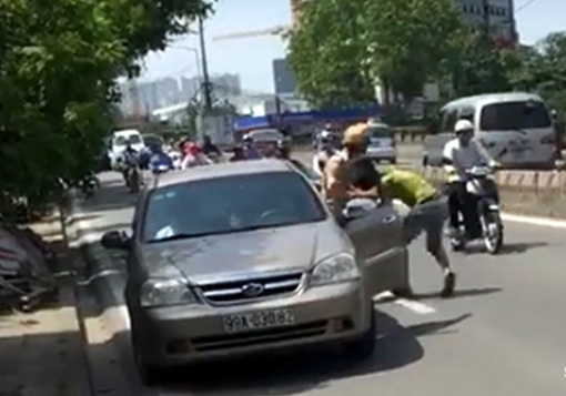 Thông tin về clip chiến sĩ CSGT bắt người vi phạm  trên mạng xã hội