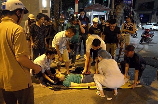 Xe cứu thương gây tai nạn rồi bỏ chạy