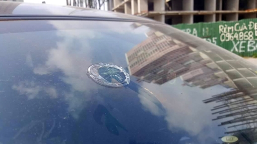 Gạch “tự nhiên” rơi vỡ kính ô tô