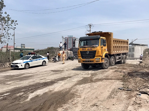 Hóa trang ghi hình xe tải  vi phạm giao thông đi từ Cảng Khuyển Lương