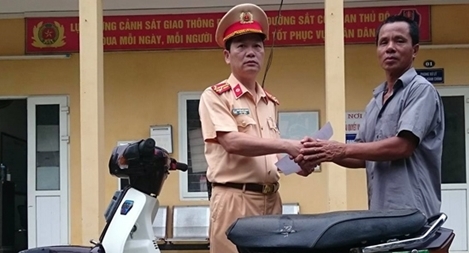 Nhận lại xe máy bị mất sau 10 năm 