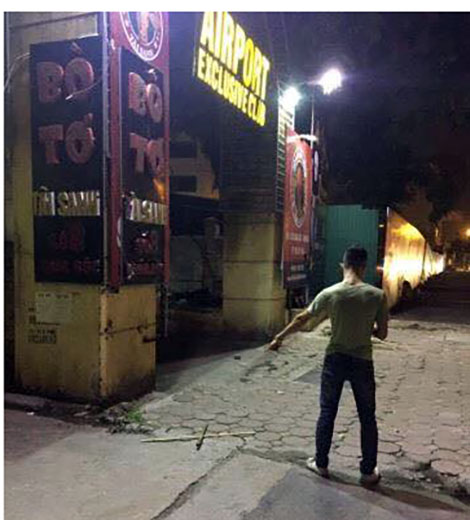 Đứng nói chuyện trước cửa Bar Airport, nam thanh niên bị đâm gục 