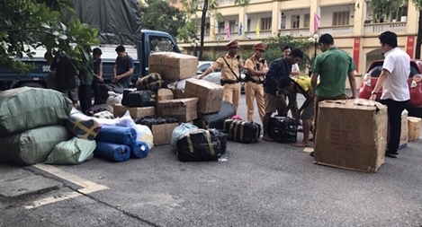 Xe tải “cải biên”  thành bách hóa tổng hợp bán hàng lậu