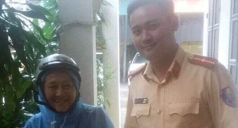 Cụ già 77 tuổi đi khám bệnh bị lạc đường khi trời mưa to được CSGT giúp đỡ