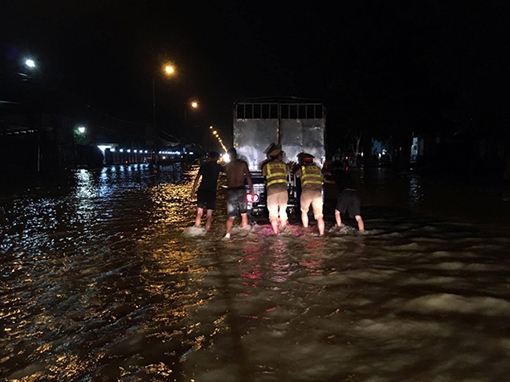 CSGT Hà Nội trắng đêm giúp dân qua vùng lũ