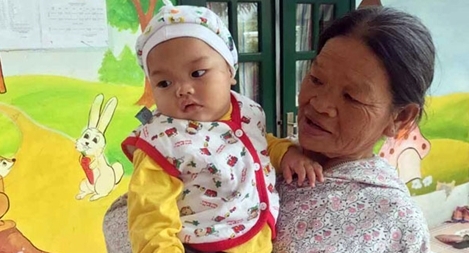 Cháu bé bị bỏ rơi được nữ Công an phường cưu mang chính thức trở về nhà 