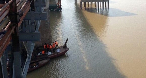 Trục vớt thành công quả bom gần trụ P13 cầu Long Biên đưa về nơi an toàn