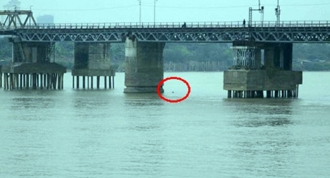 Cấm phương tiện qua sông Hồng từ 12h30 hôm nay để trục vớt bom