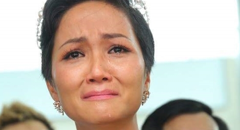 Hoa hậu H’Hen Niê bật khóc nức nở khi được chào đón tại quê nhà