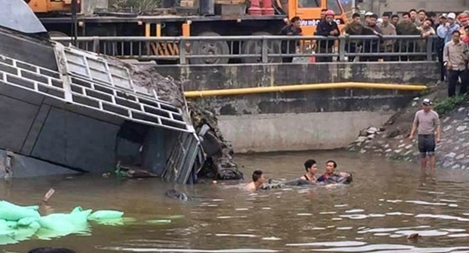 Va chạm giao thông tại “ngã 5 tử thần”, xe tải lao xuống kênh, lái xe tử vong