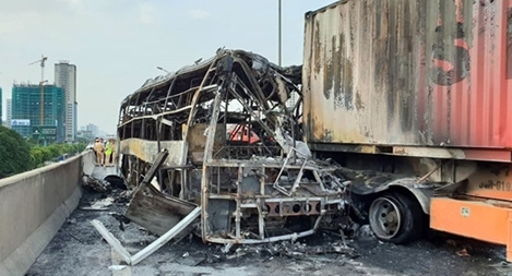 Xe khách cháy trơ khung sau khi đâm vào đuôi xe tải ở Hà Nội