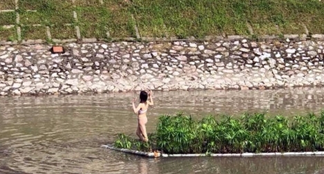 “Cứu” cô gái mặc nội y ở dưới sông Tô Lịch 