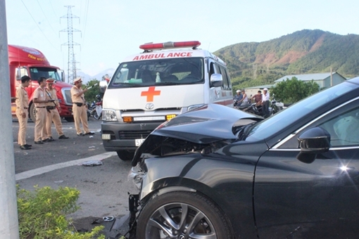 Va chạm kinh hoàng xe cấp cứu gần hầm đường bộ đèo Hải Vân