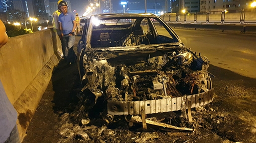 Ô tô Mazda 3 bốc cháy ngùn ngụt  trên đường vành đai 3