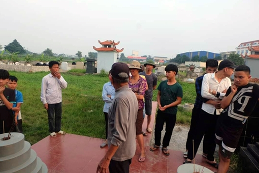 Trăm ngôi mộ nghĩa trang thôn Lưu bị đập phá bát hương
