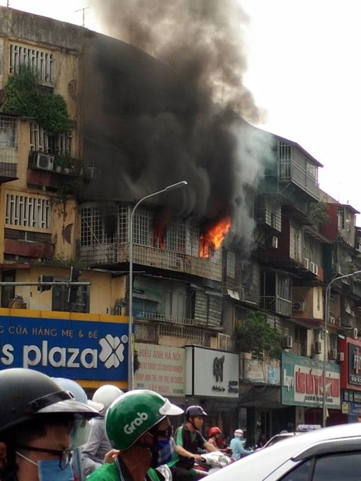 Cháy tại khu tập thể  bị bao kín bởi “chuồng cọp” 