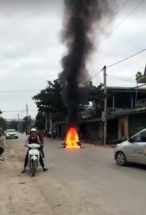 Va chạm giao thông, thanh niên đi SH gọi bạn mang xăng đến đốt xe nạn nhân