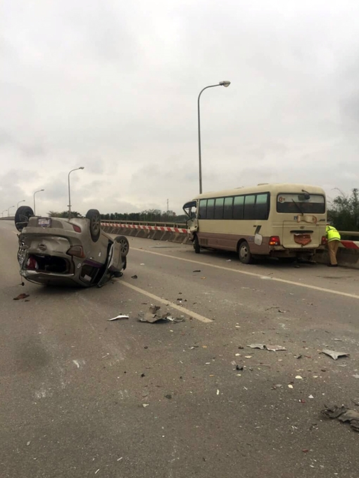 Xe khách tông taxi lật trên đường Võ Văn Kiệt, 5 người bị thương 