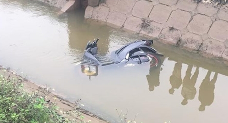 Phát hiện thi thể 2 vợ chồng cùng xe máy dưới mương nước 